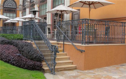 銅川鋁合金護(hù)欄圍墻價(jià)格多少錢一米-安誠護(hù)欄廠家