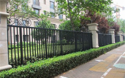 陽(yáng)泉簡(jiǎn)約鋁藝護(hù)欄哪家好-安誠(chéng)護(hù)欄廠家